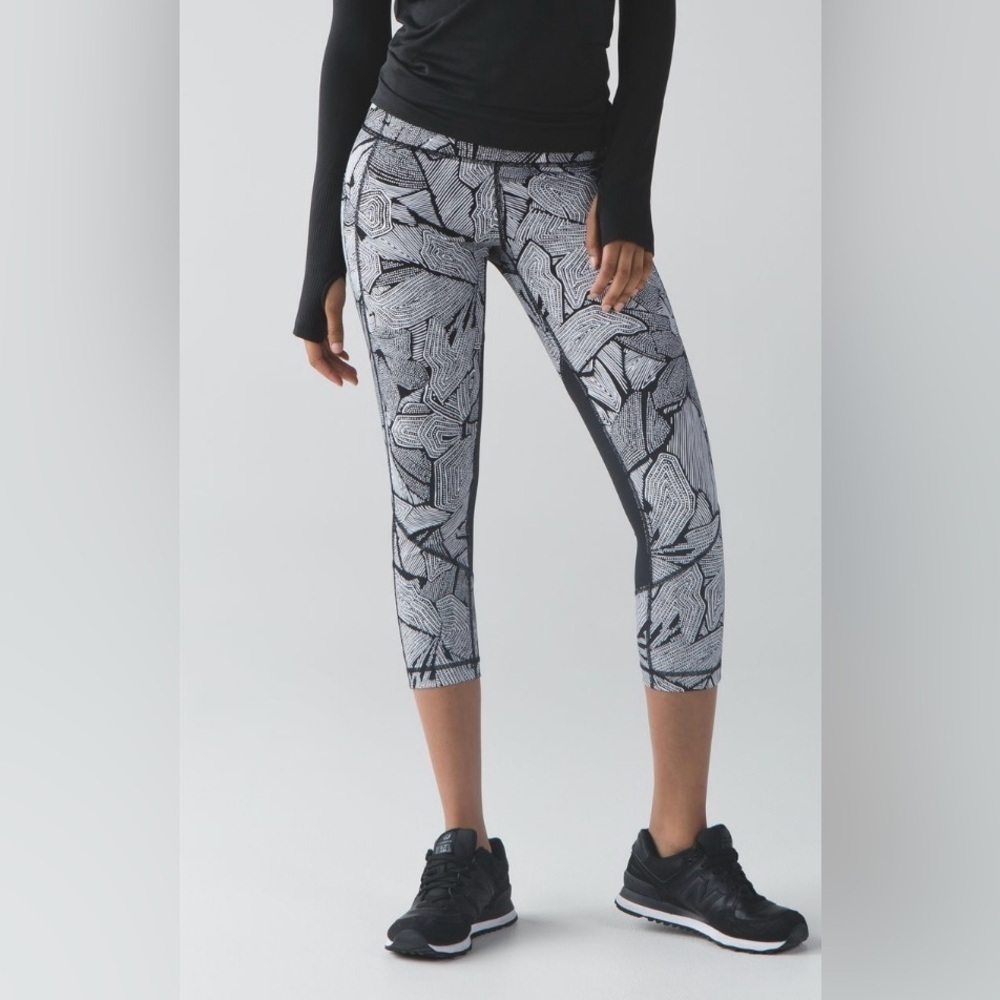 Lululemon Pace Rival Crop (Full-On
Luxtreme)
Dottie Tribe White Black size 4